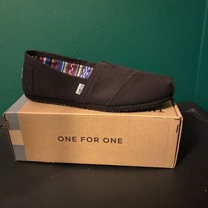 Selling a pair of black toms that haven’t been use